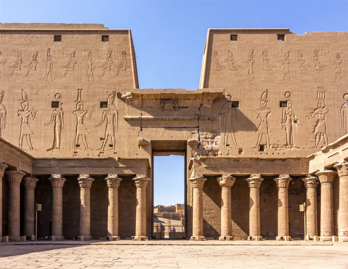 Der Tempel von Edfu am Westufer des Nils, Ägypten