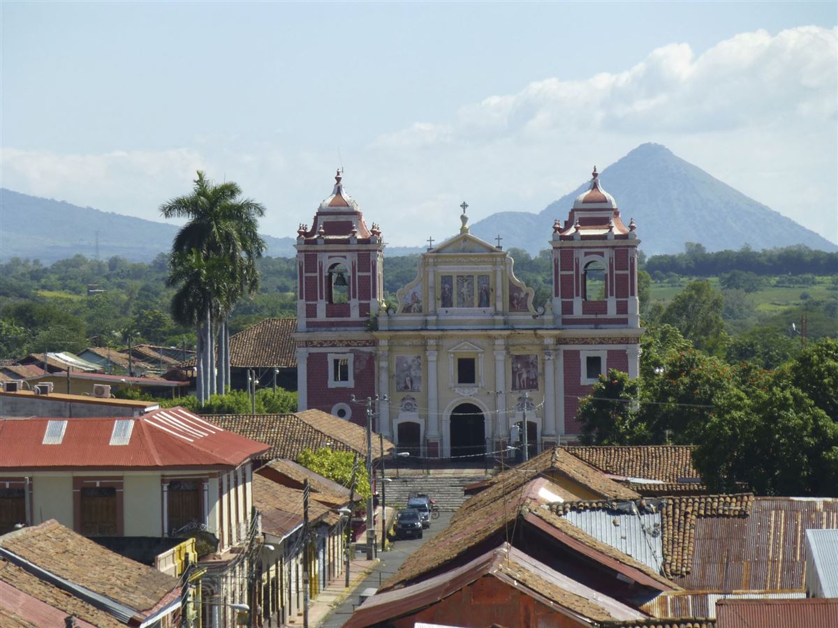 Kirche El Calvario, León, vor dem Vulkan Cerro Negro