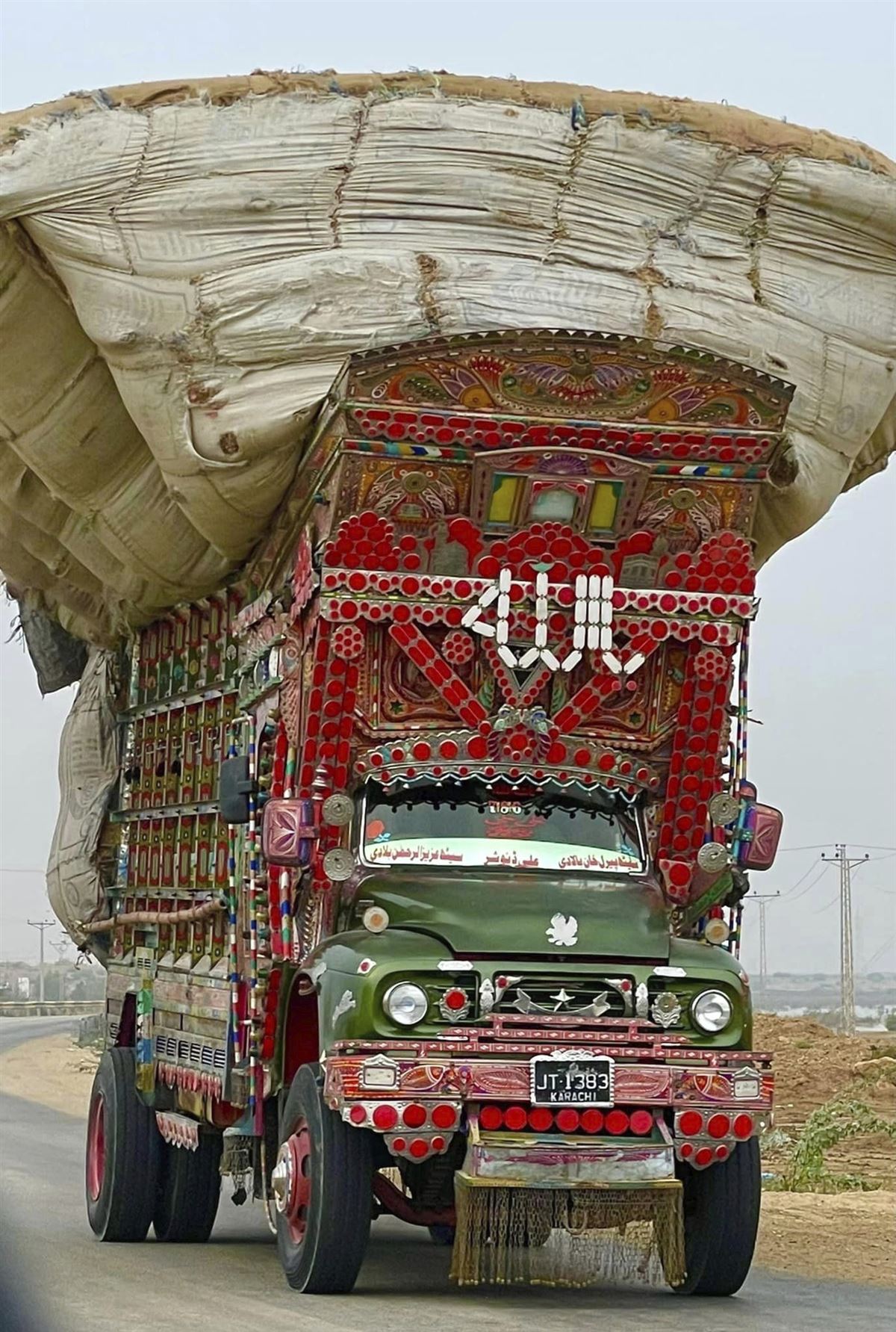 Beladener Truck in Pakistan