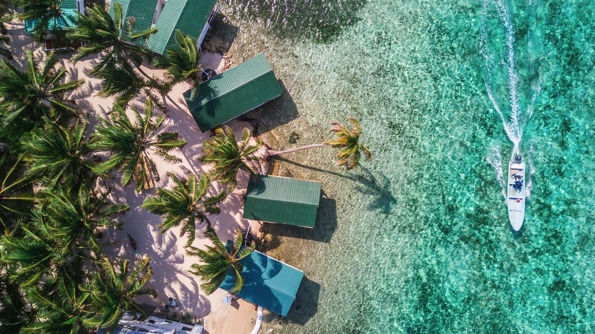 Luftaufnahme der kleinen karibischen Insel Tobacco Caye in Belize