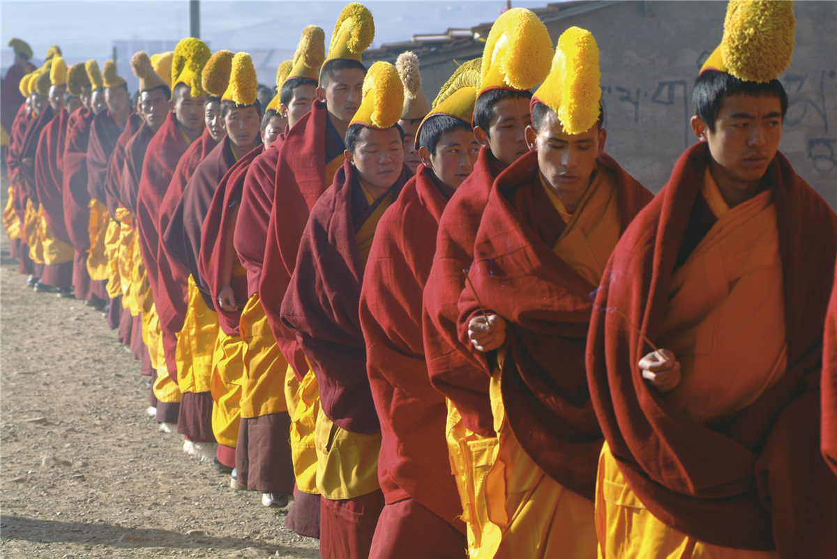 Mönche des Gelbmützenordens in Tibet