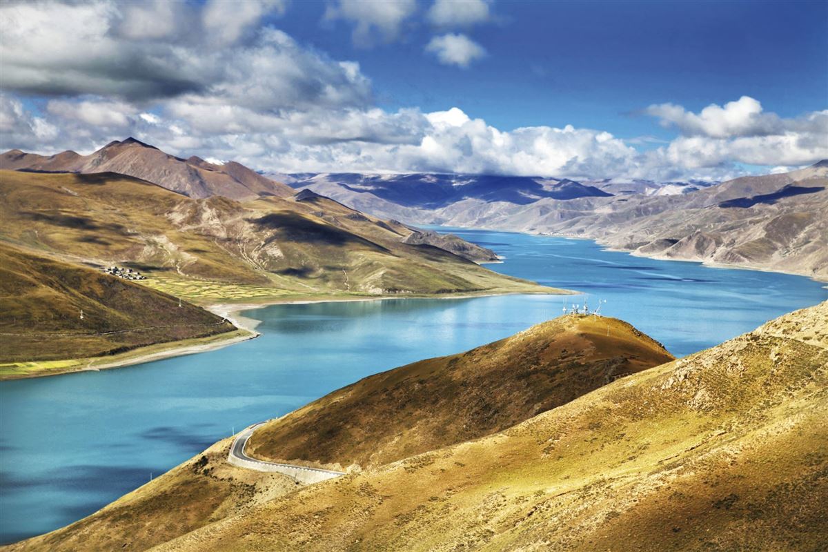 Blau leuchtender Yamdrok-See in Tibet