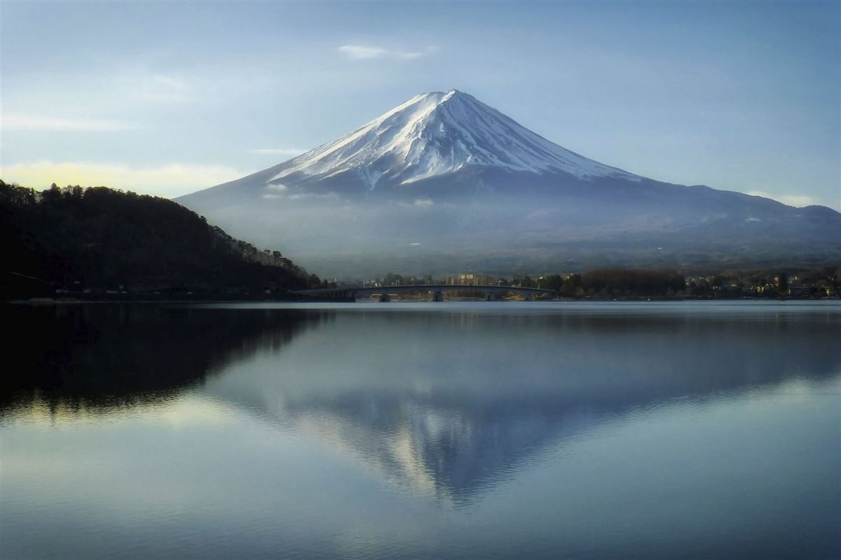 Der Fuji-san spiegelt sich im See
