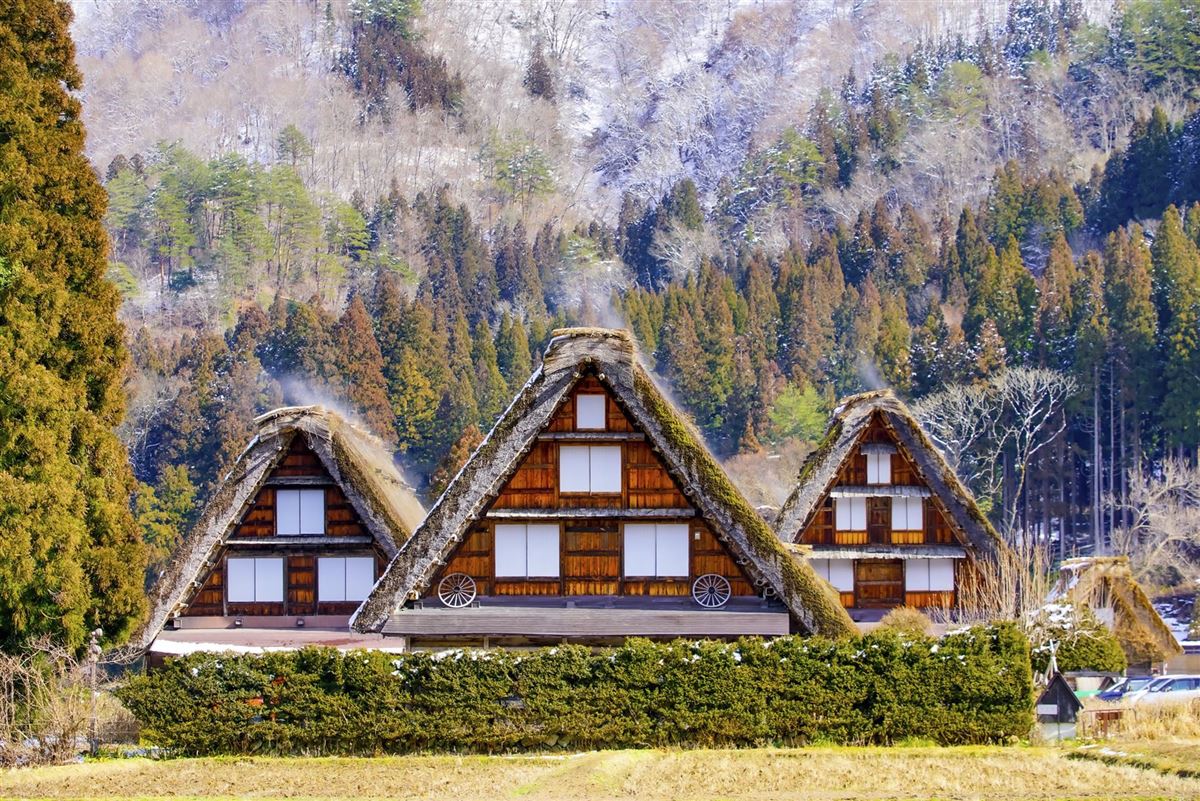 Drei Häuser im Gassho-Stil im Dorf Shirakawa-go