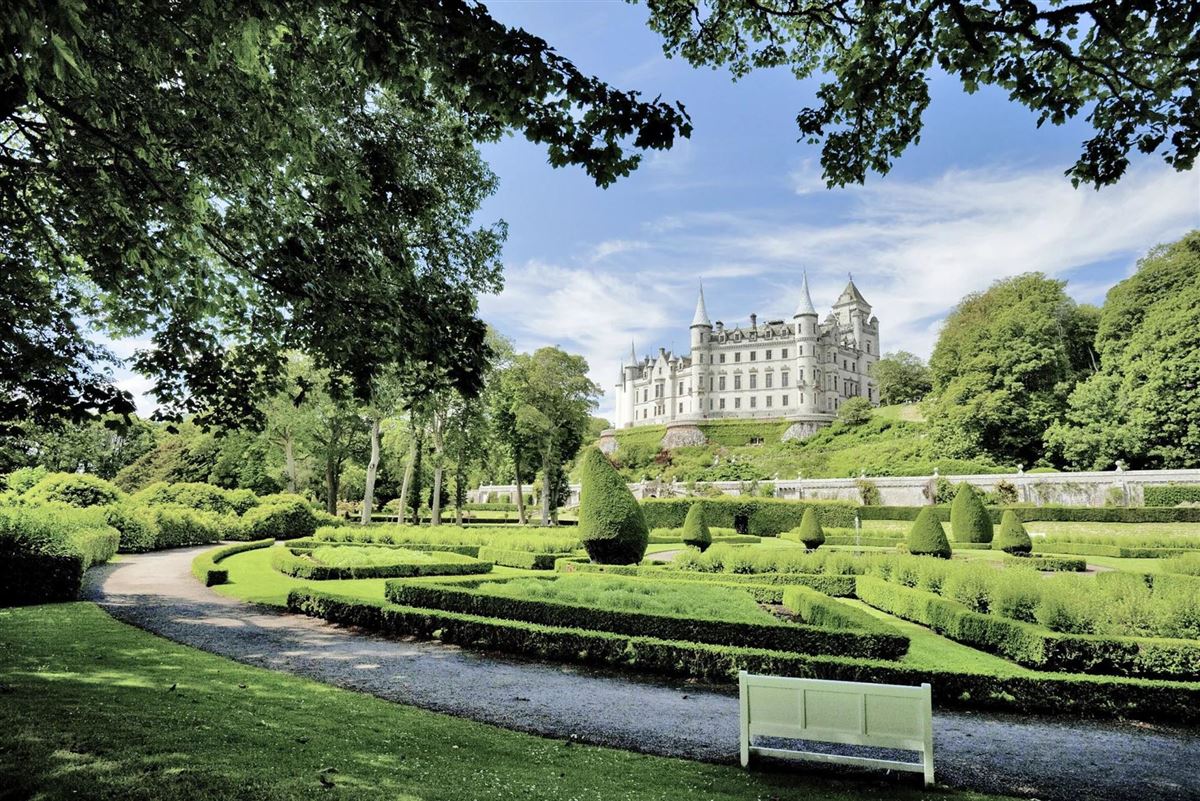 Dunrobin_Castle,_Scottishviewpoint_1091317