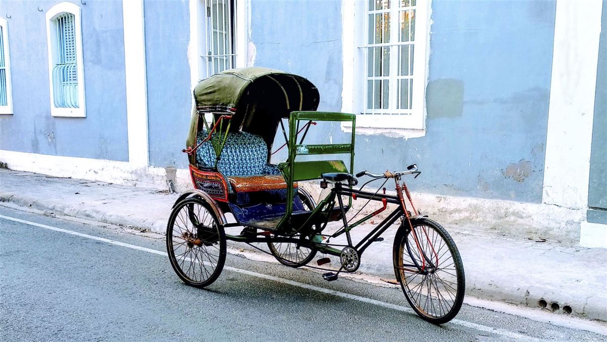 Eine Rikscha in den Straßen der französischen Kolonie, Pondicherry