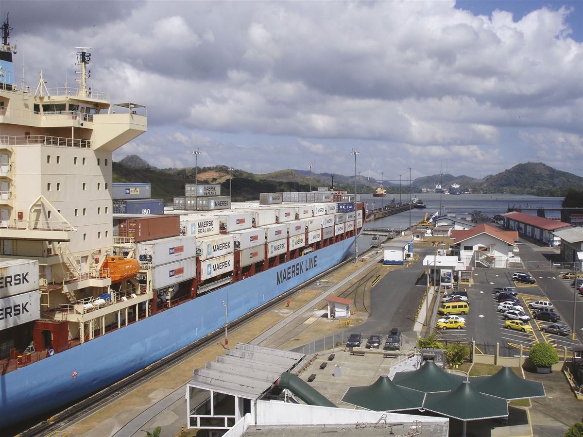 Containerschiff in einer Schleuse des Kanals
