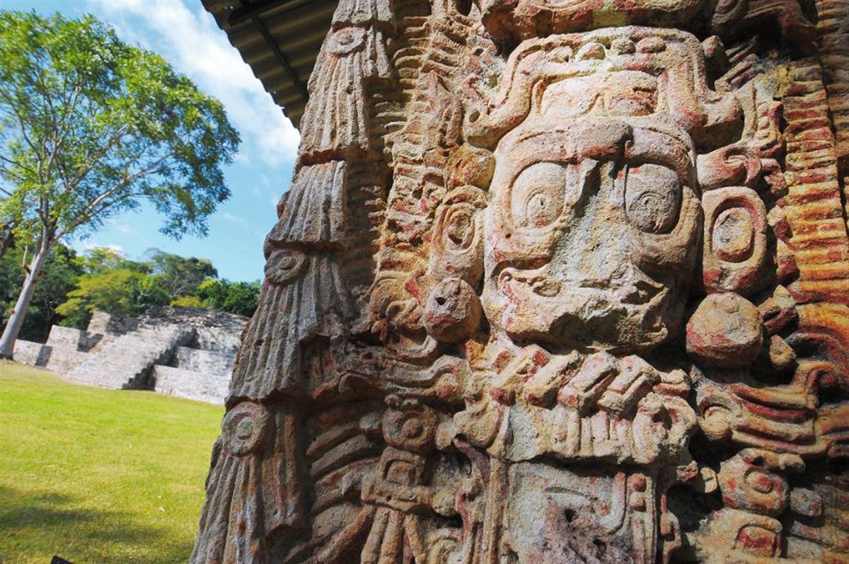 Maya-Skulptur im Archäologischen Park von Copán, Honduras.