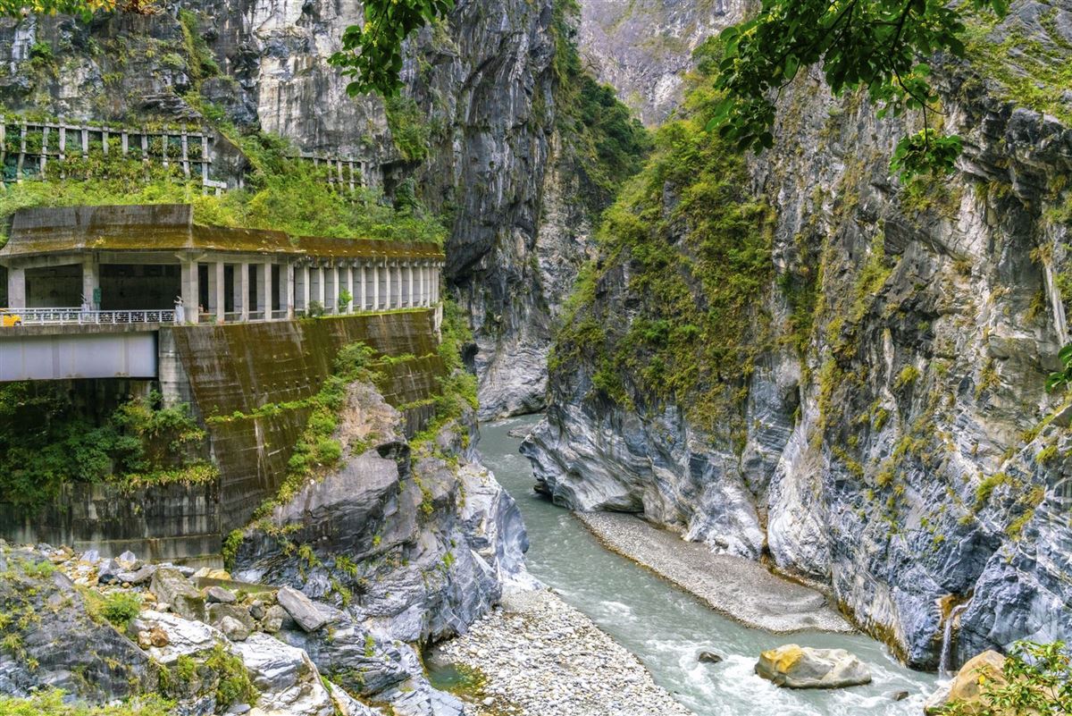 Blick auf den Fluss und Tunnel im Taroko Nationalpark