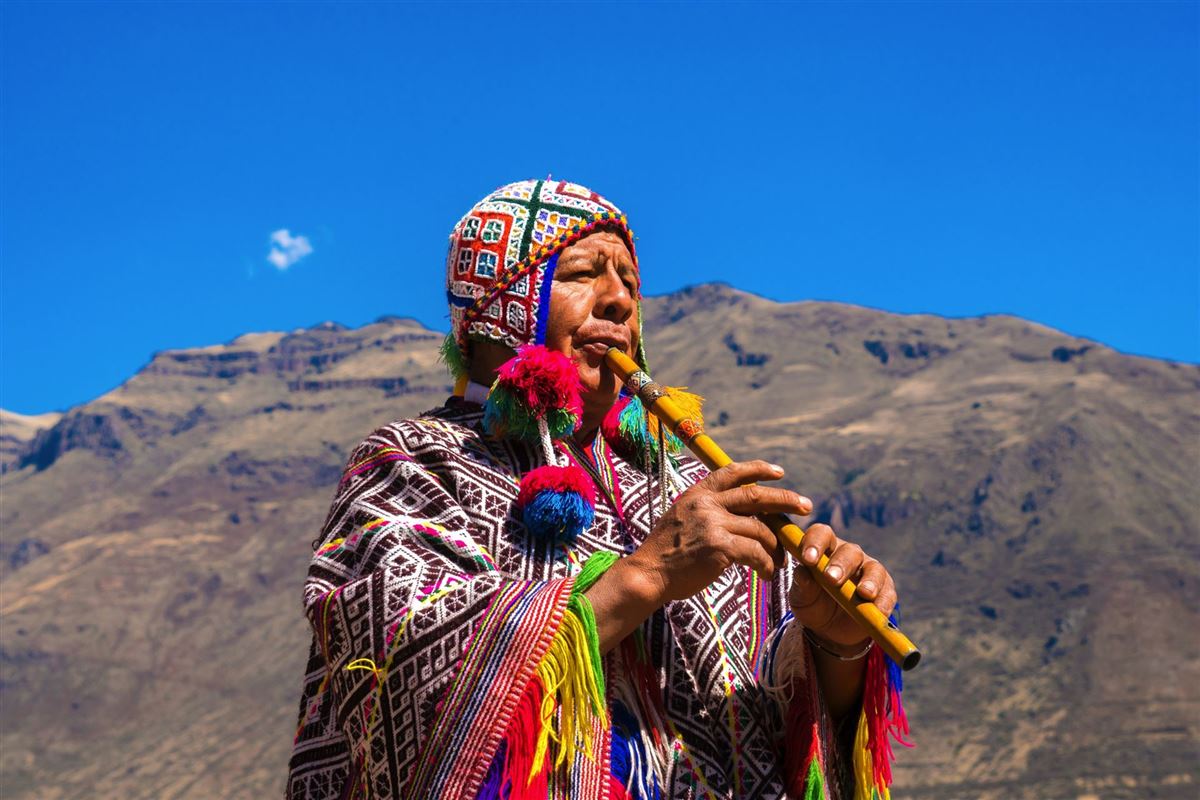 Peruanischer Mann, der eine Flöte spielt,Heiliges Tal,Cusco,Peru