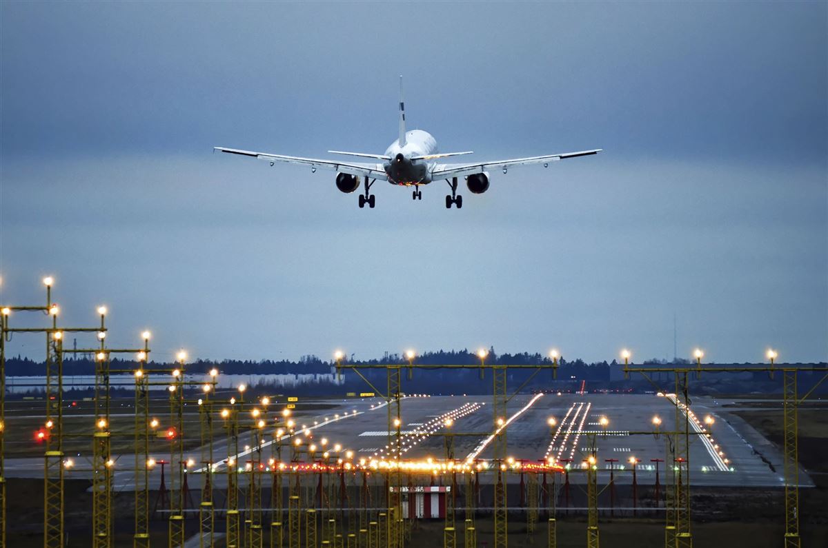 Flugzeug Landung zum Laufsteg späten Abend