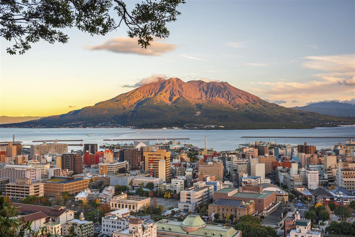 Kagoshima und Blick auf den Sakurajima-Vulkan, Japan