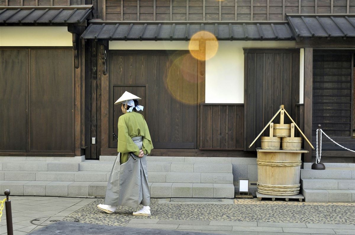 Frau in traditioneller japanischer Kleidung