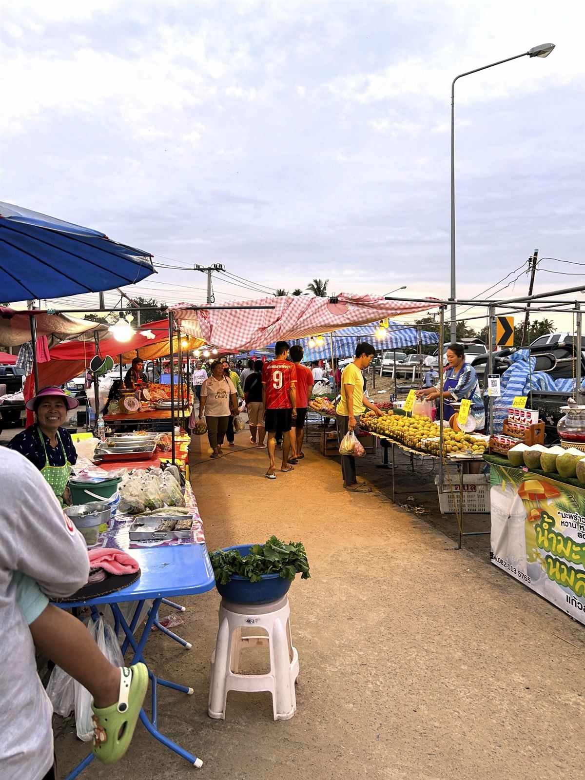 Spaziergang über den Nachtmarkt in Nong Mai Ngam