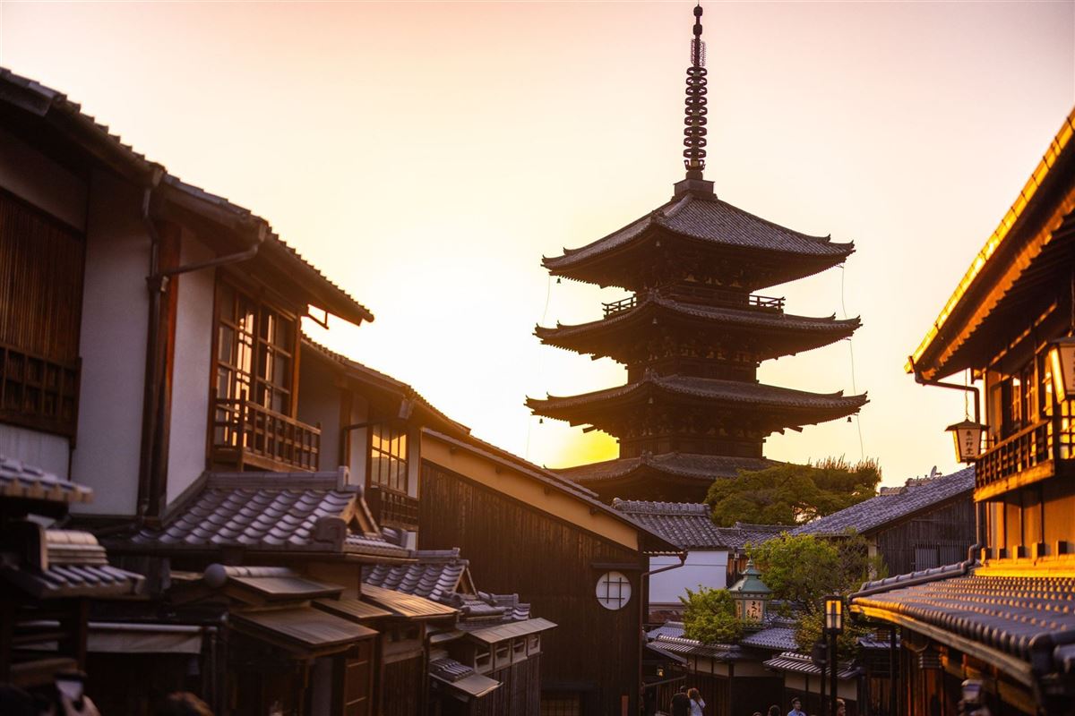 Abendlicht an der Hokan-ji-Pagode in Kyoto, Japan