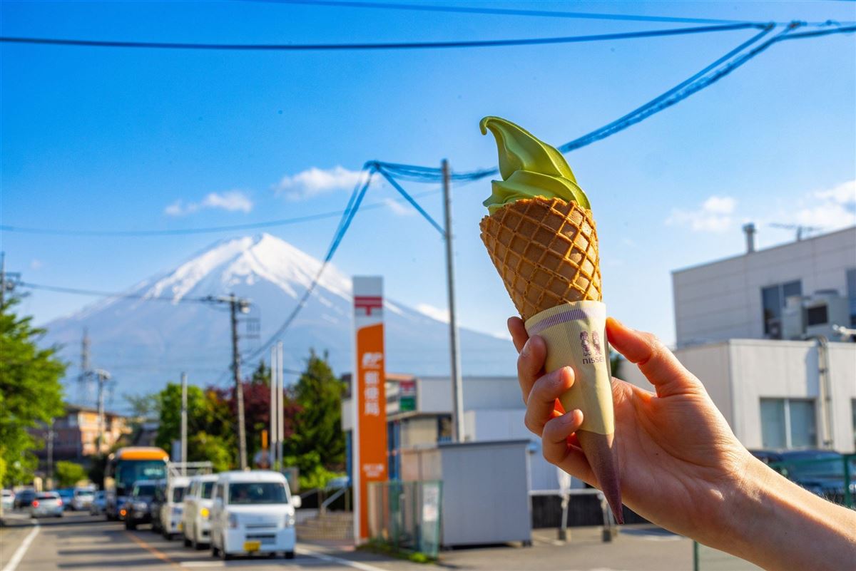 Matcha-Eis genießen vor dem Fuji in Japan