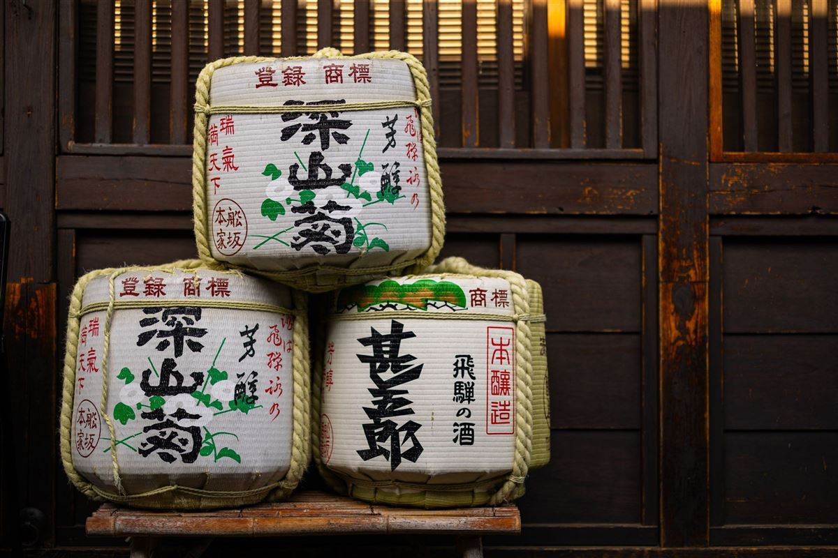 Traditionelle Sakefässer vor dunkler Holzfassade in Takayama, Japan
