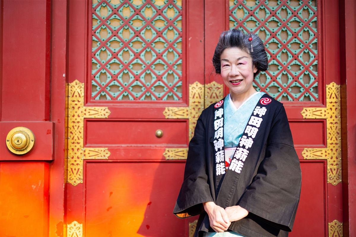 Traditionelles Porträt am Kanda Myojin-Schrein in Tokio, Japan