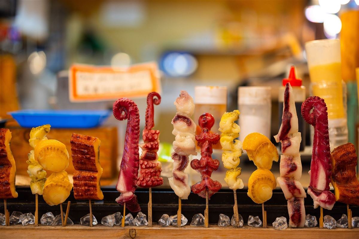 Gegrillte Meeresfrüchte am Marktstand in Kyoto spiegeln die Vielfalt japanischer Küche