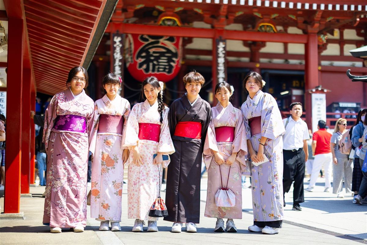 Japanerinnen im Kimono vor dem Senso-ji Tempel in Tokio, Japan