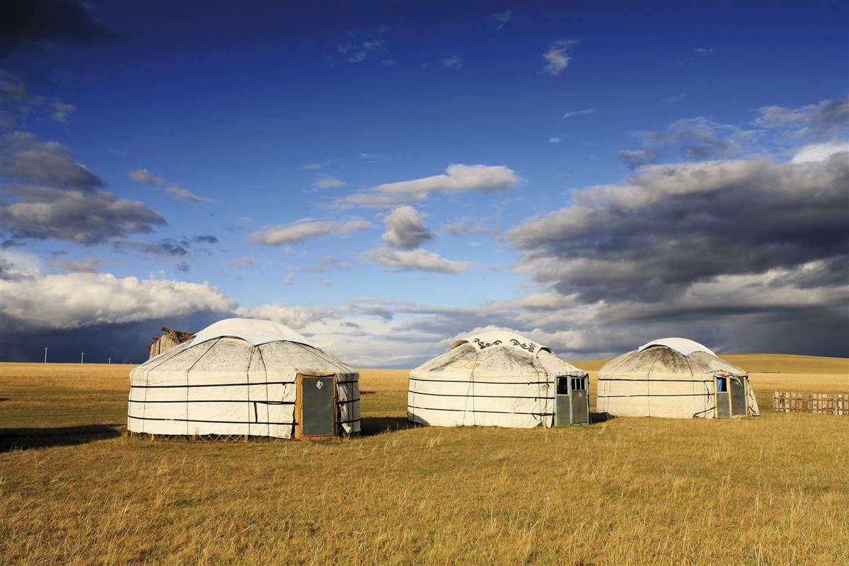 Jurten in der mongolischen Steppe