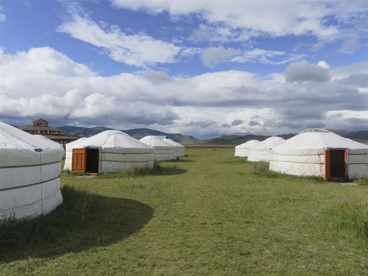 Jurten in der mongolischen Steppe