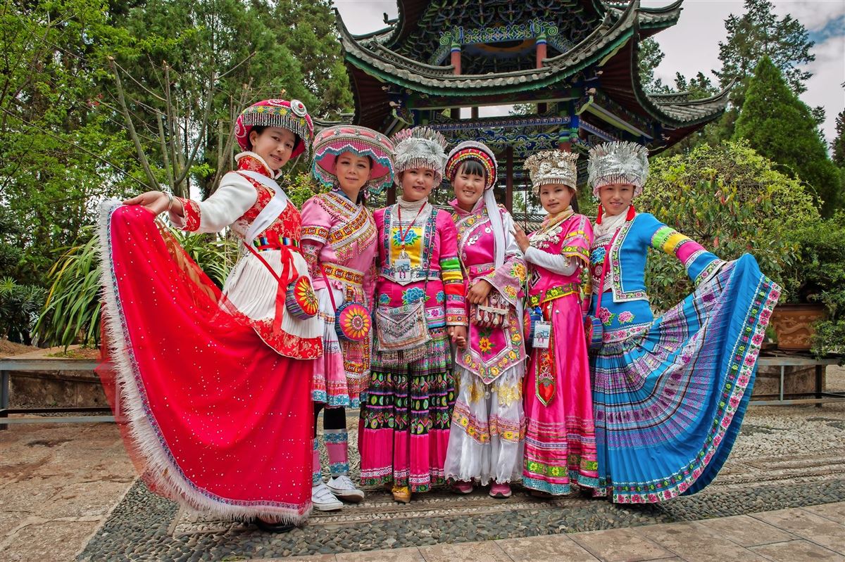 Mädchen in traditioneller Tracht in Lijiang, China