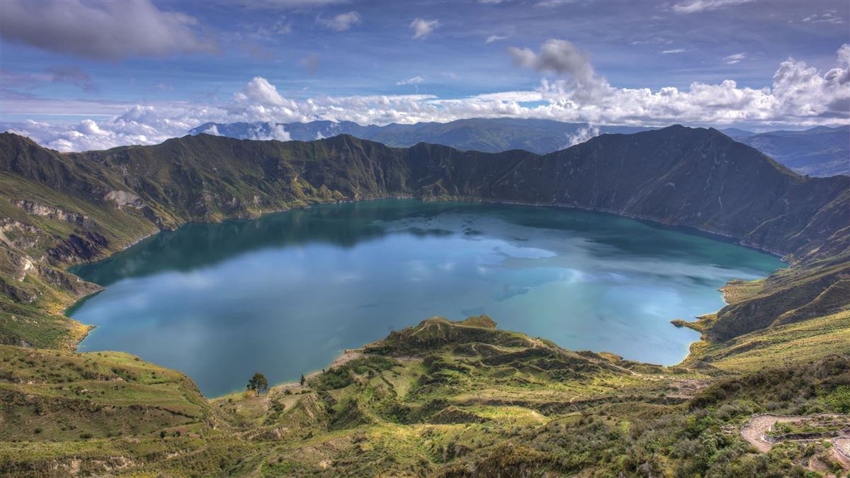 Die tiefblaue Quilotoa-Lagune