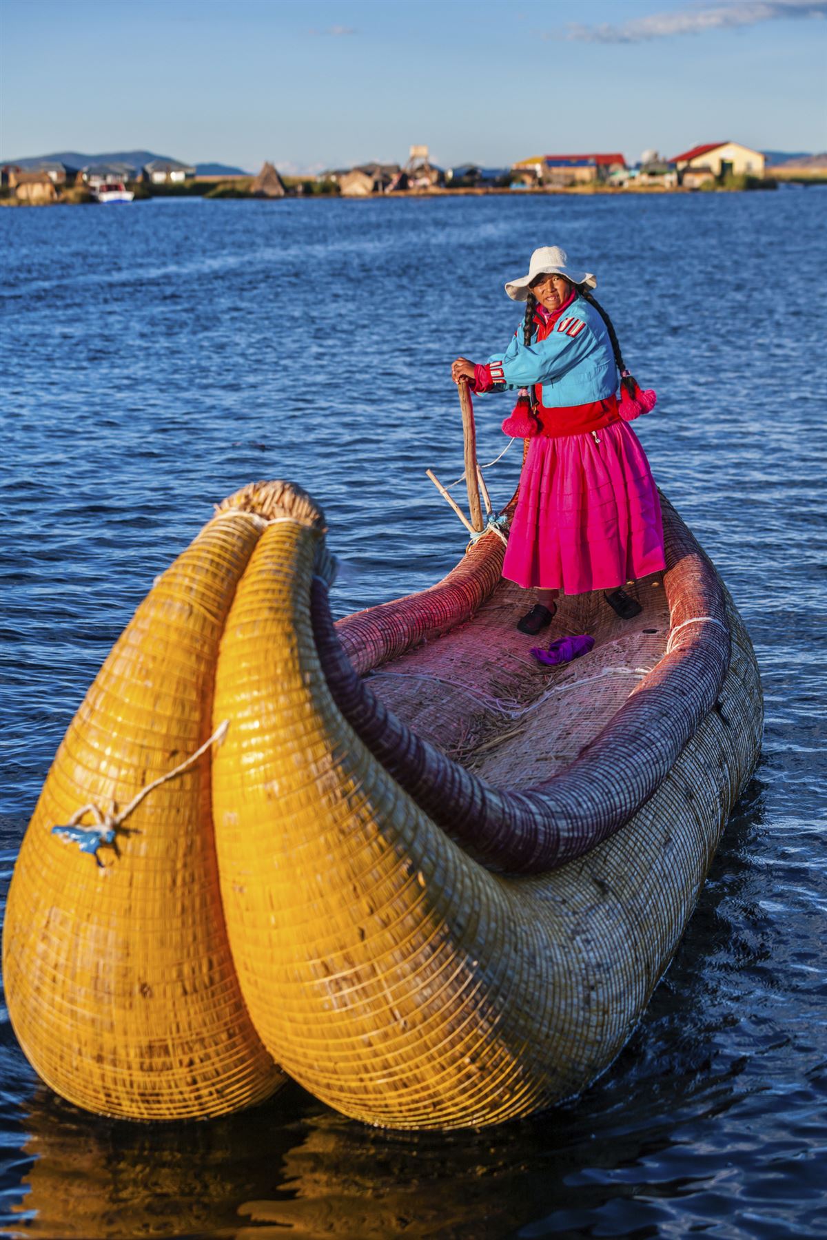 Ein Boot der Uro auf dem Titicacasee