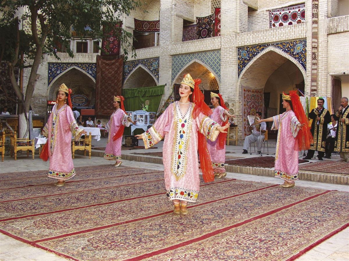 Folklore in einer Medrese, Buchara