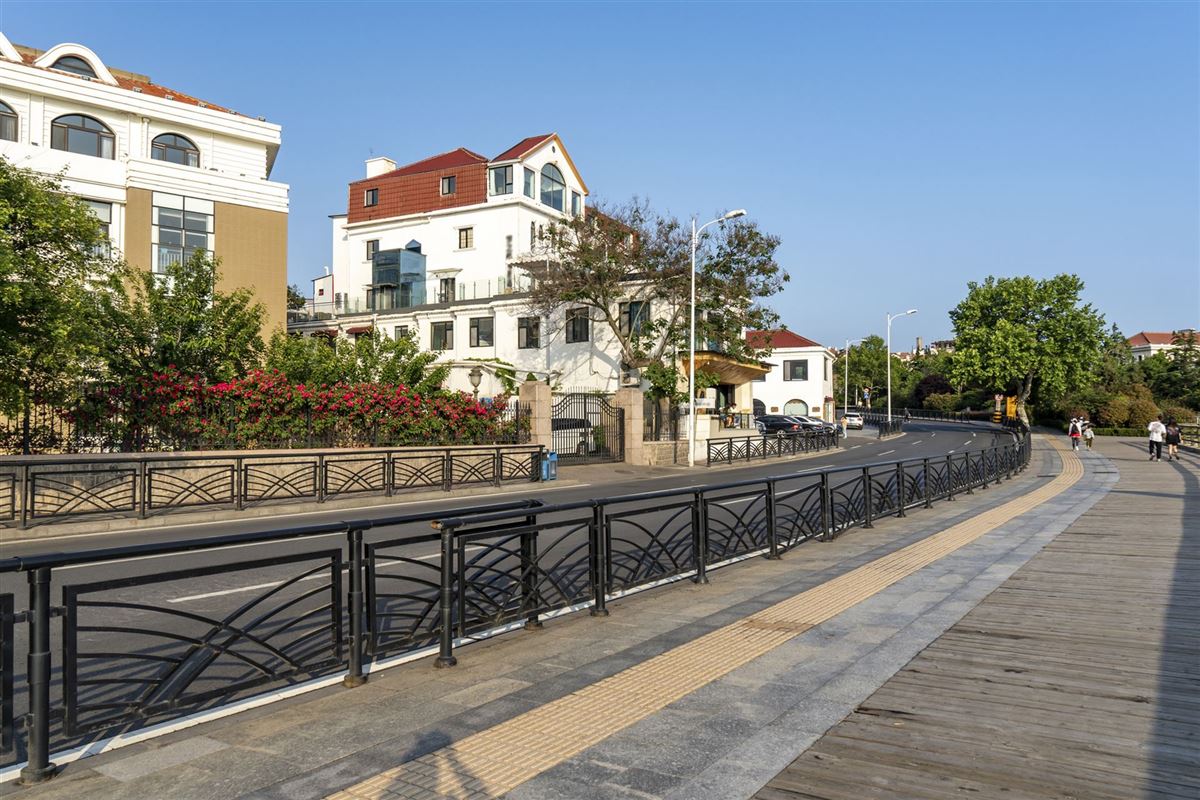 Straßenansicht des Villenviertels Badaguan entlang der Küste von Qingdao