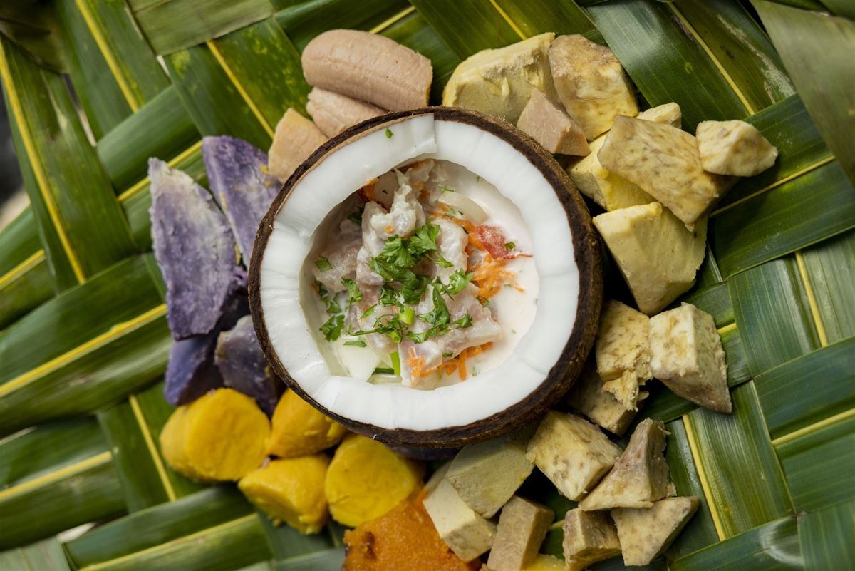 Traditionelles Essen serviert in einer Kokosnuss auf Tahiti
