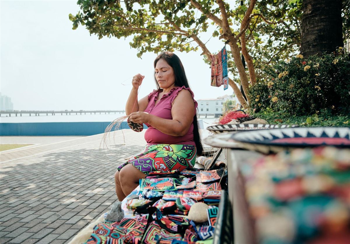 Panama, Frau mit Souvenir
