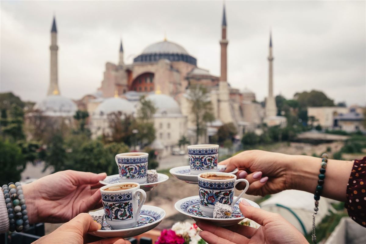 Türkischer Kaffee mit der Hagia Sophia im Hintergrund