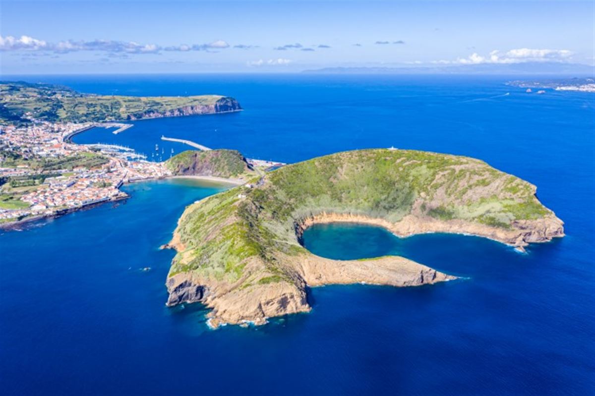 Bucht Baia do Porto Pim und Blick auf die historischen Stadt Horta, Insel Faial,