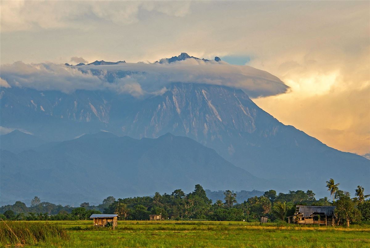 Mount Kinabalu im Dämmerlicht