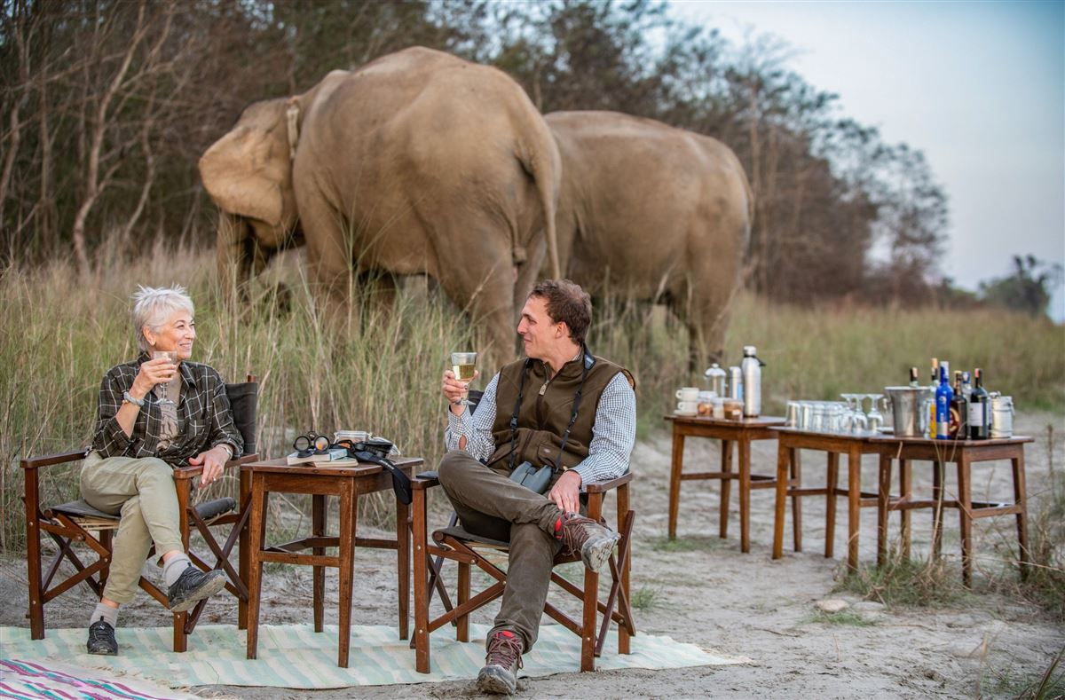 Sundowner mit Elefantenbaden im Chitwan-Nationalpark