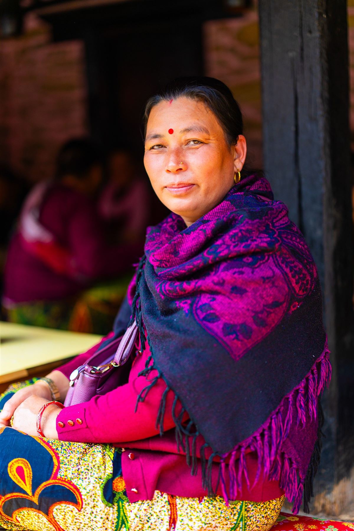 Porträt einer Frau in farbenfroher Kleidung in Bandipur, Nepal