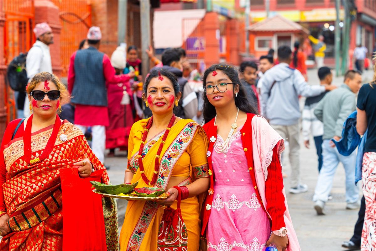 Festlich gekleidete Frauen am Pashupatinath-Tempel, Nepal