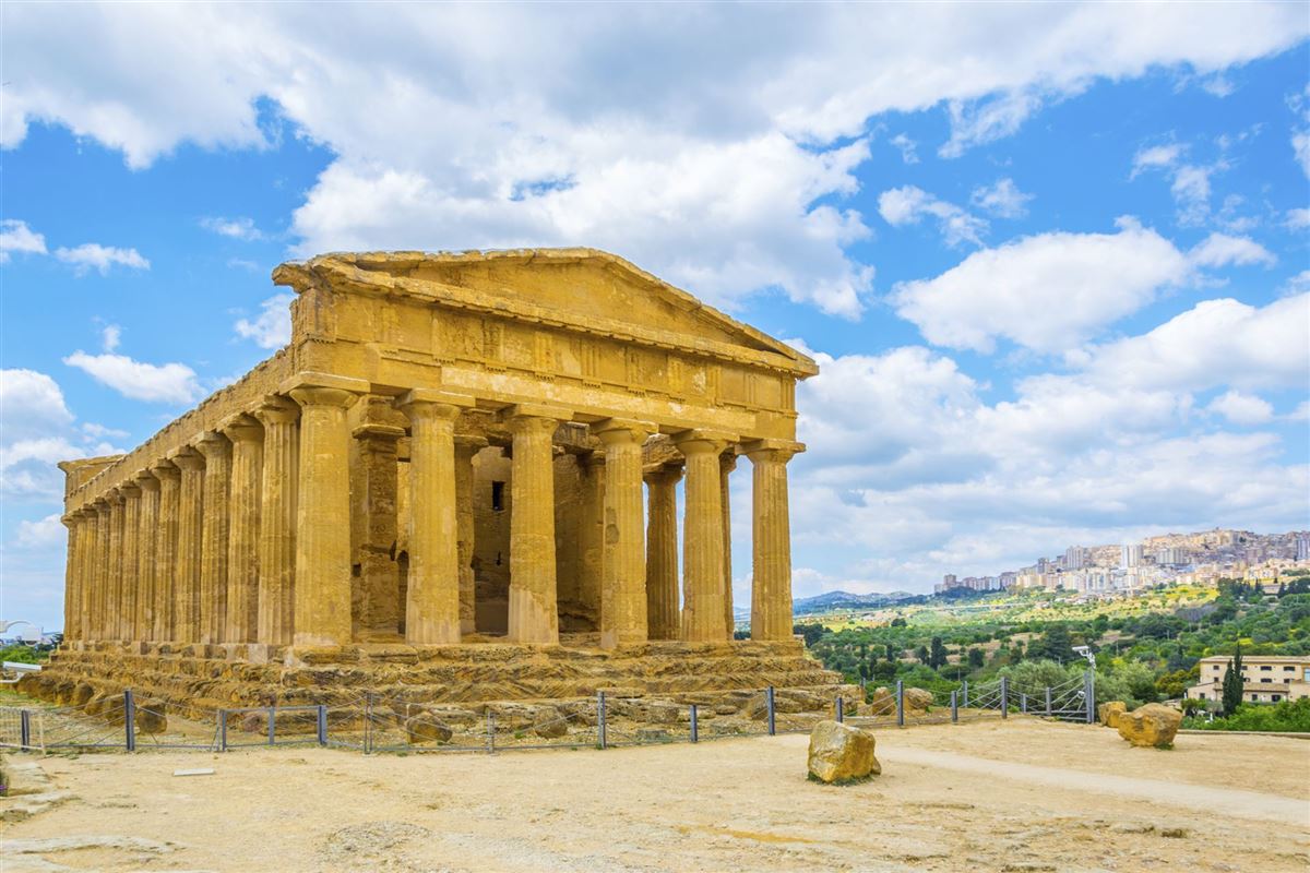 Blick auf den Concordia-Tempel im Tal der Tempel in der Nähe von Agrigento in Sizilien, Italien