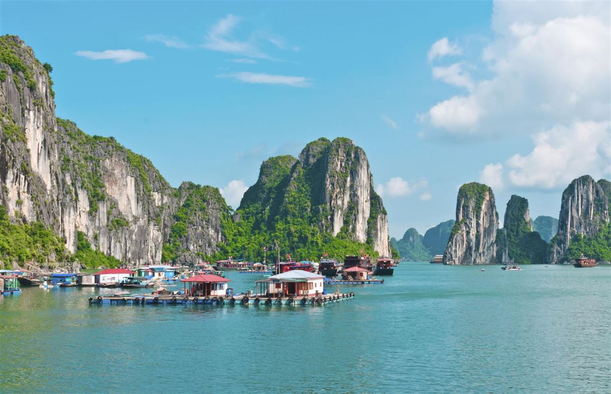 Schwimmendes Dorf in der Halong-Bucht