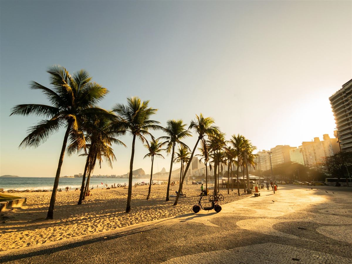 BR_Rio de Janeiro_GI1700407340_Copacabana_Sonnenuntergang_Palmen