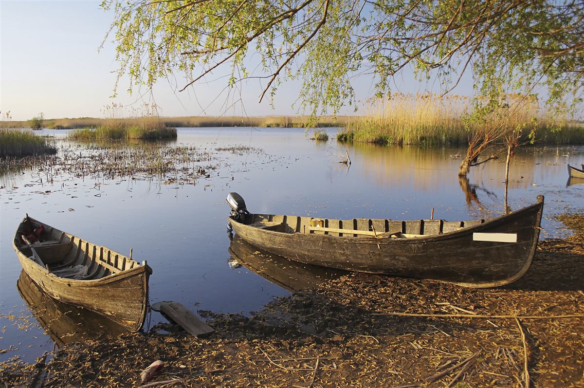 Fischerboote im Donaudelta, Rumänien