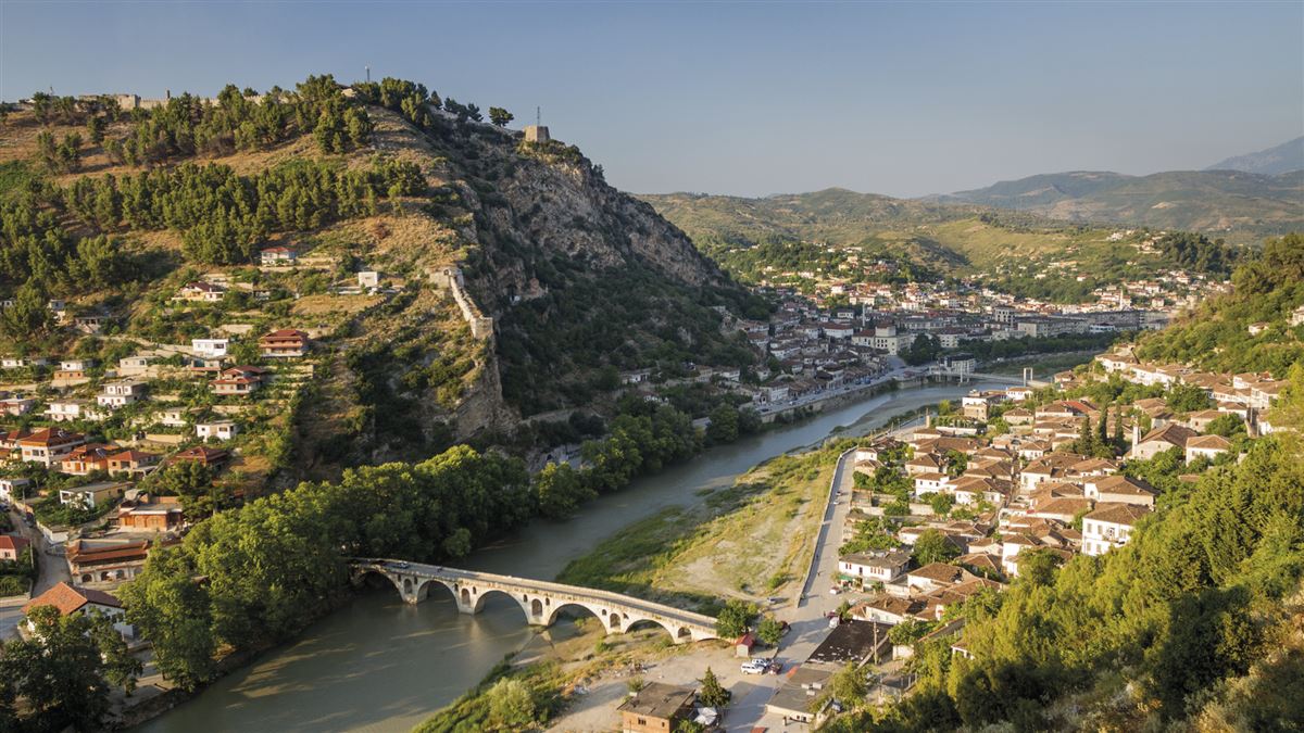 Panoramablick auf den historischen Stadtteil Berats