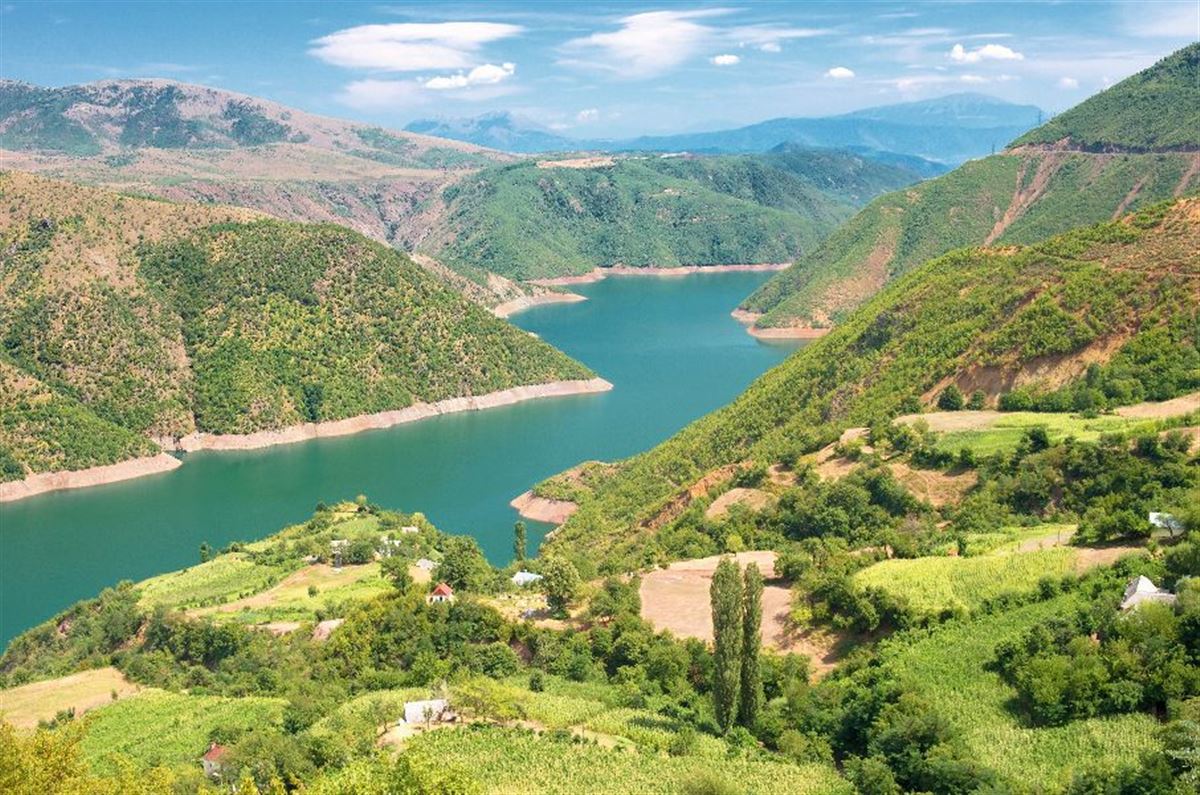 Der Koman-Stausee eingebettet in malerische Natur