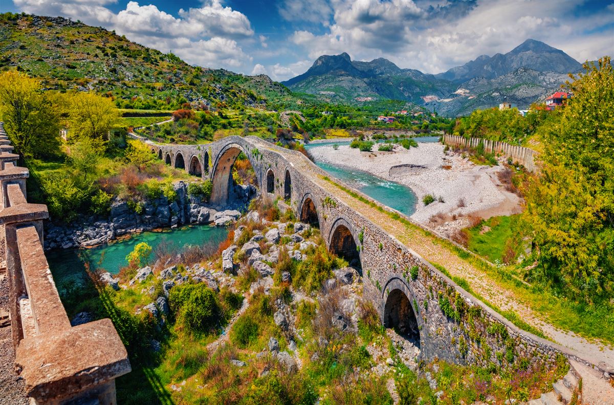 Die Ura e Mesit (Brücke von Mes) nahe Shkodra