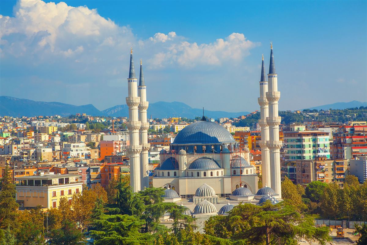 Panorama von Tirana und der größten Moschee Albaniens