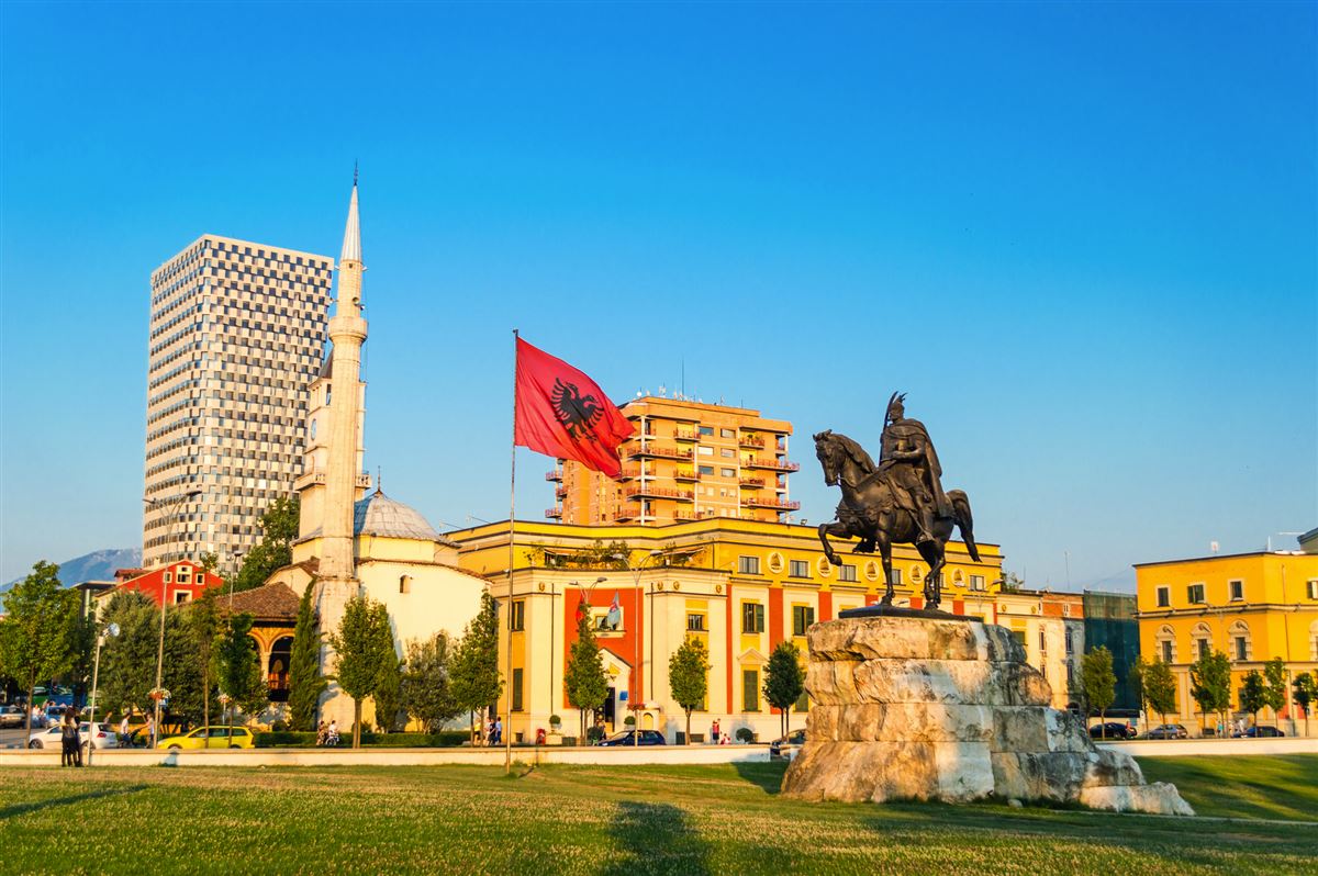 Skanderbeg-Quadrat mit Flagge, Skanderbeg Denkmal und die Ethem Bey Moschee im Zentrum von Tirana,Albanien.