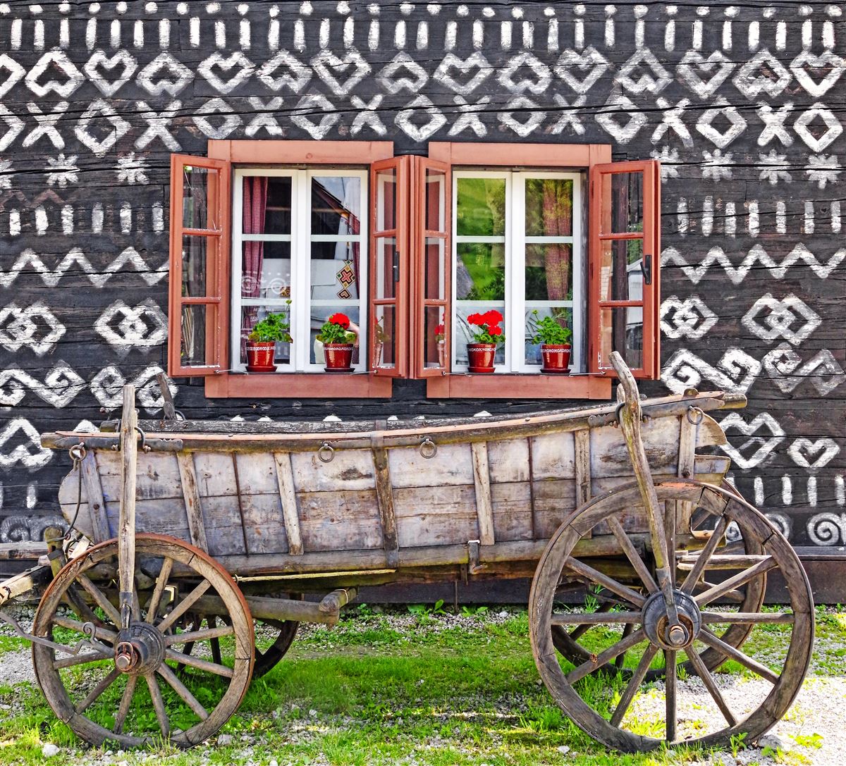 Alte Pferdekutsche vor Holz ländlichen Zierhaus in Cicmany, Slowakei