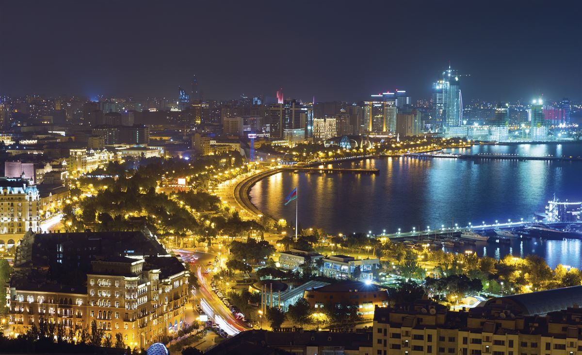 Boomtown Baku bei Nacht